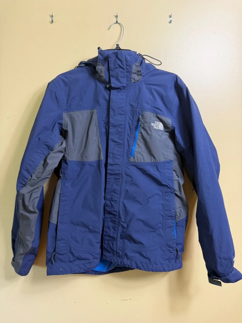 The North Face HyVent Triclimate shel. Blue. Medium